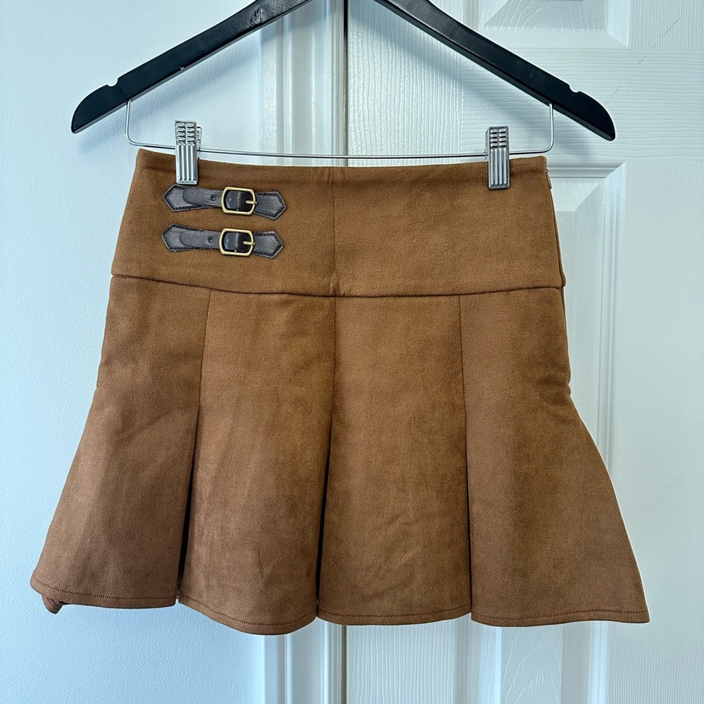 NWT Cider Brown Suede Pleated Buckle Detail Skirt
Size XS